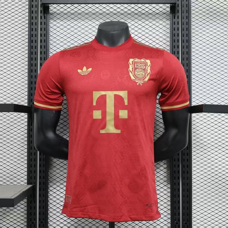 Front view of a red Bayern Munich 125th anniversary short-sleeve jersey with a gold anniversary crest, gold sponsor logo and gold sleeve trim.

Shop başlığı:

Bayern 2025–2026 125th Anniversary Jersey