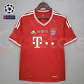 Front view of a red Bayern Munich short-sleeve jersey with white V-neck trim, white shoulder stripes, club crest and “Final Wembley 2013” chest lettering.